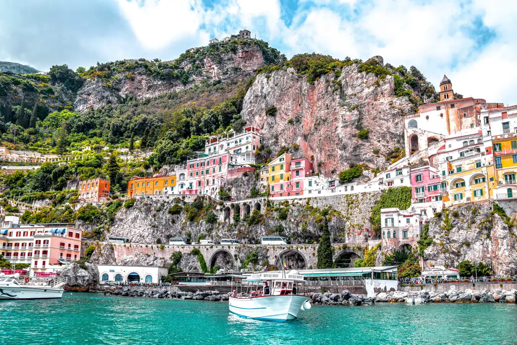 Sailing between Capri and Positano to experience la dolce vita